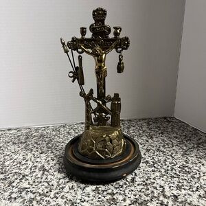 Vintage Corpus Alma Gold Metal On Wooden Base Crucifix Table Gold Tone